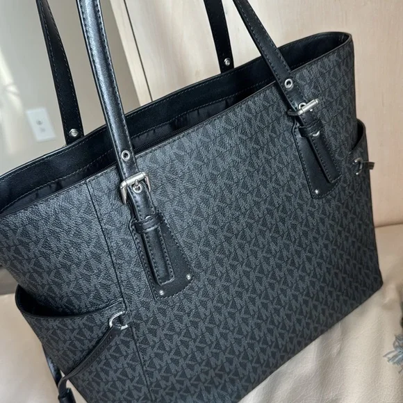 Michael Kors Voyager Signature Tote Bag - Picture 5 of 8